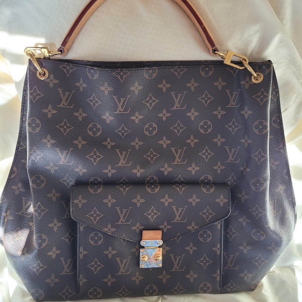 Louis Vuitton pochette Metis hobo bag.